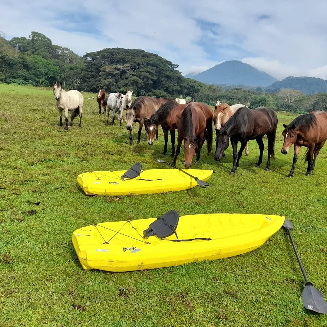 Pareja en kayak sobre la laguna