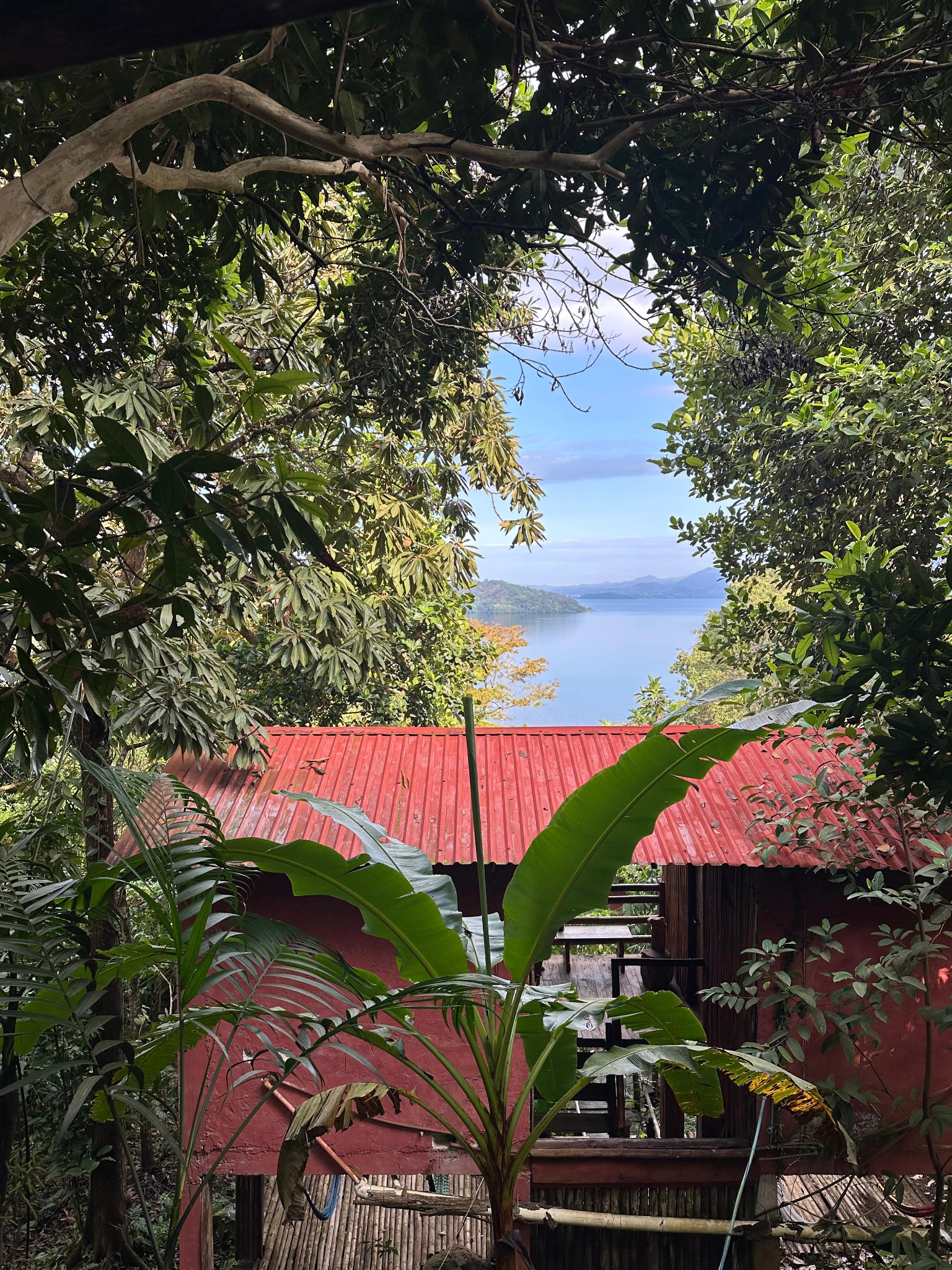 Comedor con visitantes y vista al lago
